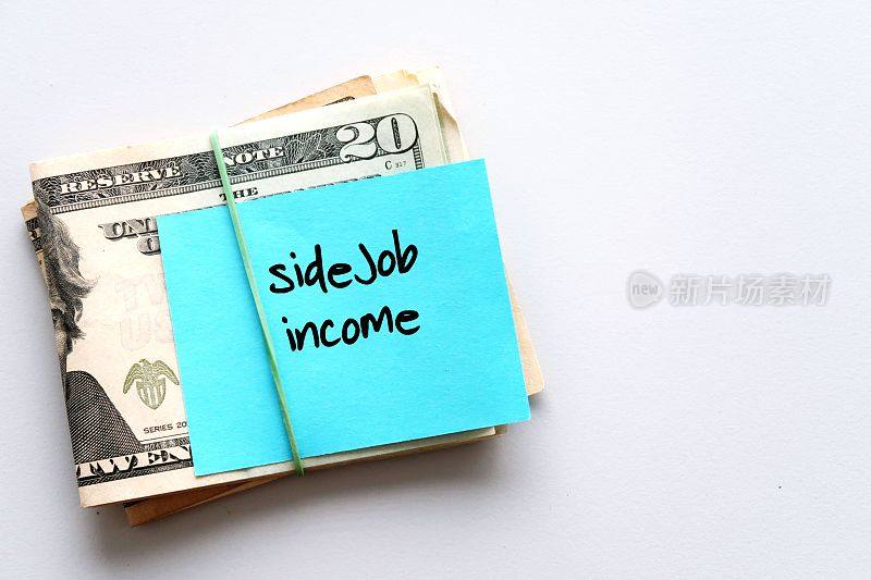 现金美元钱在复制空间白色背景与手写文字备注SIDE JOB收入，赚更多的钱的概念做第二份工作，以增加收入在全职工作的一边